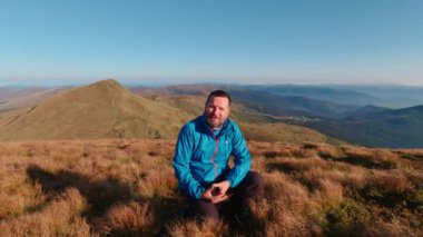 Turist, Karpatlar 'ın arka planındaki yürüyüşünden bahsetti.