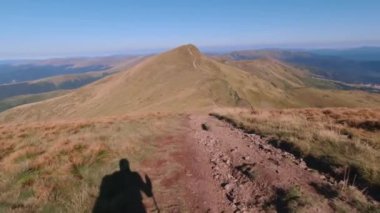 Sabahın erken saatlerinde Karpat Dağları 'nda yürüyüş.
