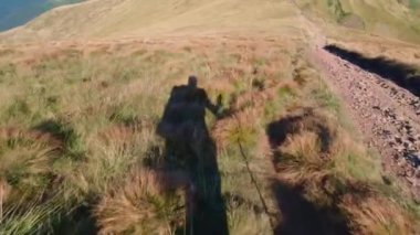 Ukrayna Karpatları 'nda yaz yürüyüşüne çıkan bir turistin gölgesi..