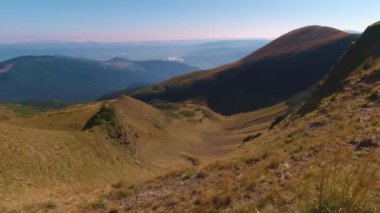 Karpat Dağları güneşli yaz günü.