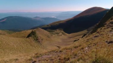 Karpat Dağları yaz güneşli bir gün,