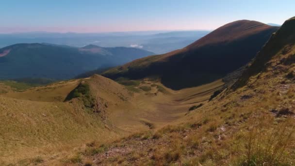 Cárpatos montanhas paisagem ensolarado verão dia. — Vídeo de Stock