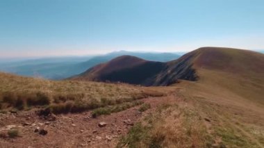 Yazın güneşli bir günde Karpat Dağları.