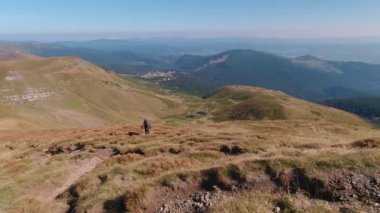 Güneşli bir yaz gününde Karpat dağlarında turist yürüyüşü.