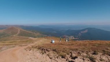 Güneşli bir yaz gününde Karpat dağlarında kayak yamacında.