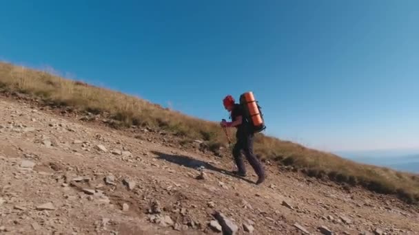 Sırt çantası ve yürüyüş direğiyle Karpatlar 'da yürüyüş yapmak yaz güneşli bir gün.. — Stok video