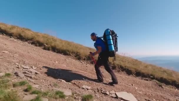 Πεζοπορία στα Καρπάθια βουνά με σακίδιο και πεζοπορία πόλο καλοκαίρι ηλιόλουστη μέρα. — Αρχείο Βίντεο