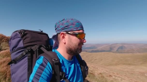 Turista hátizsák tetején a hegy lőni magát és a környéken — Stock videók