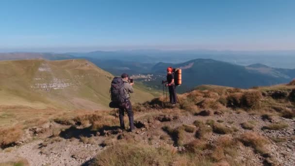 Turisté se vyfotí na památku své túry po Karpatských horách. — Stock video