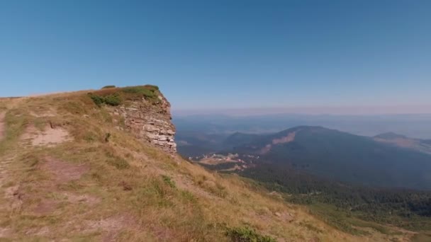Caminar por las montañas de la cresta de Svidovets en un día soleado de verano. — Vídeo de stock