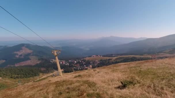 Estância de esqui Dragobrat nos Cárpatos em um dia ensolarado de verão. — Vídeo de Stock