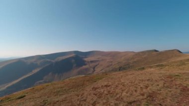 Güneşli bir yaz gününde Svidovets tepesinin birkaç dağının manzarası.