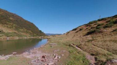 Karpatlar 'da göl boyunca yolculuk yapmak..