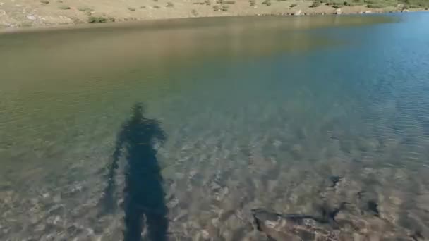 Der Voroscheska-See in den Karpaten. Nach der Wanderung taucht ein Tourist in klares Wasser ein. Ich-Perspektive — Stockvideo