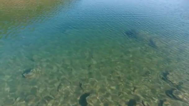 Raios de sol no fundo de um lago limpo da montanha. Filmagem de vídeo subaquático. — Vídeo de Stock