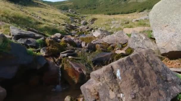 Primavera limpa nas montanhas em um dia ensolarado — Vídeo de Stock