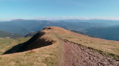 Karpatlar 'da yaz güneşli bir gün. Panorama.