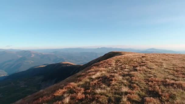 Caminhando na beira da colina Carpathian montanhas verão dia ensolarado. Vista em primeira pessoa. — Vídeo de Stock