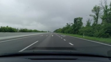 Bulutlu bir günde otoyolda araba sürmek