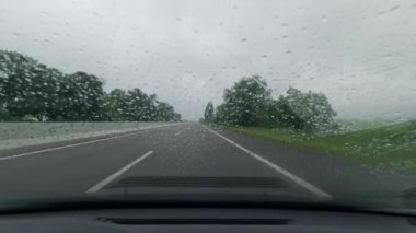 Yağmurlu bir günde otoyol Bir arabanın ön camından.