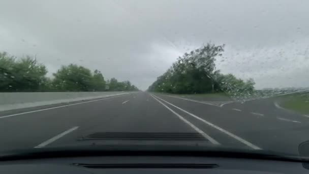 Οδηγώντας Ένα Γρήγορο Δρόμο Μια Βροχερή Μέρα — Αρχείο Βίντεο