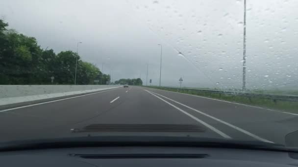 雨の日の車の窓からの高速道路 — ストック動画