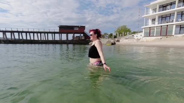 Vrouw Loopt Helder Zeewater Een Zonnige Dag — Stockvideo
