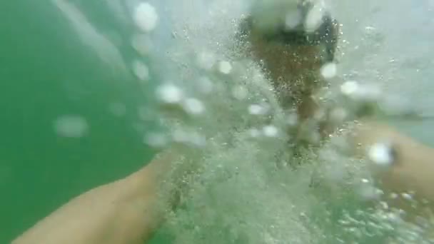 男は海水に飛び込み水中で自撮り — ストック動画