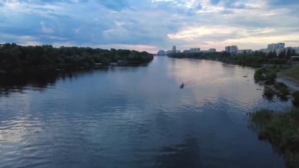 Dnjepr Rivier Kiev Avond Oekraïne Mensen Roeien — Stockvideo