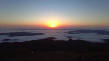 Sabahın erken saatlerinde dağlarda gün doğumu. Ukrayna Karpatları 'nın en yüksek dağı olan Hoverla Dağı' nın manzarası. Yüksekliği 2061 metre.