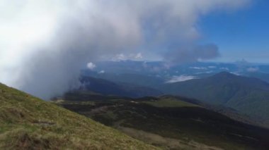 Ukrayna Karpatlarının Panoraması, Ukrayna Karpatlarının en yüksek dağı olan Hoverla Dağı 'ndan güneşli bir günde.