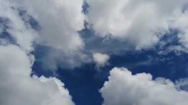 Güneşli bir yaz gününde Ukrayna Karpatları üzerinde beyaz kümülüs bulutları.