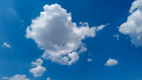 Mavi gökyüzüne karşı beyaz kümülüs bulutları. 