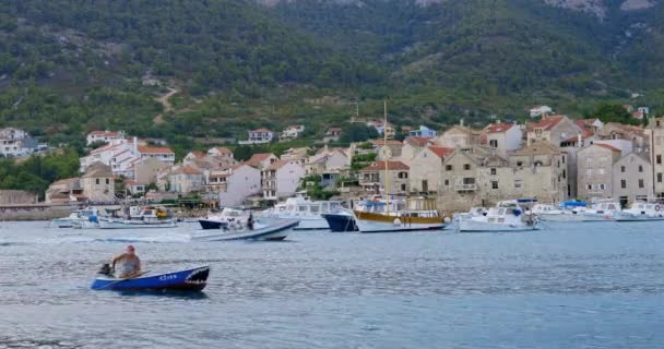 2021年8月8日 克罗地亚科米扎 一名男子在克罗地亚科米扎的一个小港口乘船航行 科米萨是克罗地亚维斯岛上的一个小镇 那是个很受欢迎的停泊小船的地方 — 图库视频影像