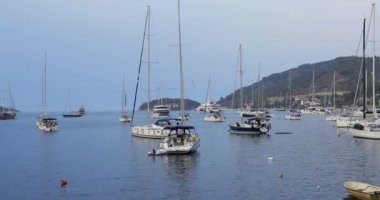 Yatlar bir yaz akşamı limana demirlemişti.. 