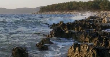 Adriyatik Denizi 'nin dalgaları Hırvat adasının kayalık kıyılarına düştü. 