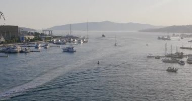 Hırvatistan 'ın Trogir limanında demirli yatlar. Kiralık lüks yatlar. Trogir yat kiralamak için popüler bir yer..