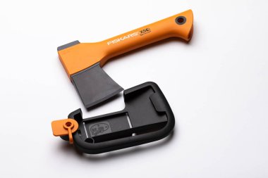 Kyiv, Ukrayna - 9 Mayıs 2018: Fiskars X5 kamp baltası ve siyah plastik kılıfı. Açık havada hayatta kalmak, çalışmak ve beyaz arka planda izole edilmiş odun kesmek için tam bir alet çantası..