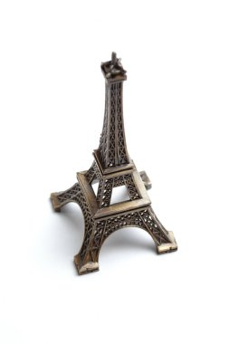 Eyfel Kulesi 'nin metal bir hatıra heykeli. Ünlü Paris simgesinin minyatür bronz kopyası temiz beyaz arka planda izole edilmiştir. Fransa 'nın sembolü..