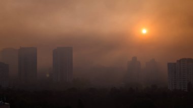 Kyiv gündoğumu insansız hava aracı saldırısı ve yangınlar, hava kirliliği, çevre felaketi, yaz krizinde dramatik şehir silüeti