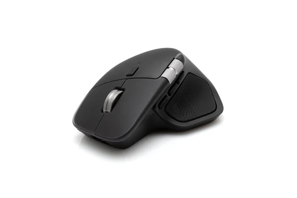 Parlak beyaz arkaplandaki Ergonomik koyu gri kablosuz bilgisayar faresi, teknolojiyi, ofis işini ve yeniliği resmediyor