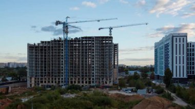 Turnaların inşa edildiği inşaat sahası sonbahar akşamı erken saatlerde konut inşaatı, modern kentsel gelişim ve büyüme