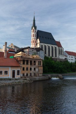 Cesky Krumlov, Çek Cumhuriyeti. Tarihi kentin panoramik manzarası, St. Vitus Kilisesi ve UNESCO 'nun Dünya Mirası bölgesi olan Vltava Nehri ile birlikte..