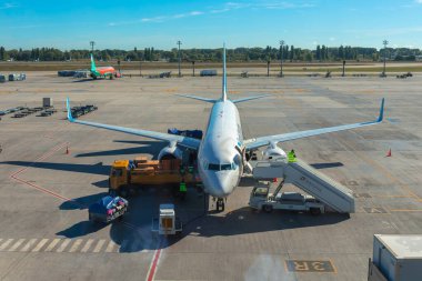 Boryspil, Ukrayna - 30 Eylül 2018: Ukrayna 'nın başkenti Kyiv' de yer hizmetine katılan yolcu uçağı, yakıt ikmali ve bagaj yükleme.