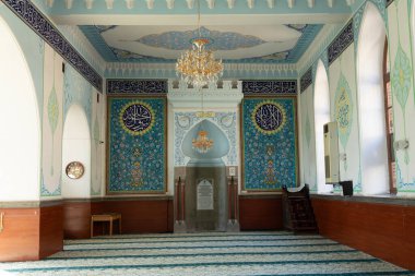 Tiflis 'teki tarihi Juma Camii' nin iç manzarasında mavi fayanslı mihrab ve kristal avize bulunur. Namaz salonu Arapça kaligrafi ve geometrik desenlere sahiptir.