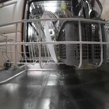 Çamaşır yıkamadan önce kirli tabakları açık bulaşık makinesine koy.