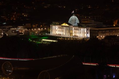 Gürcistan 'ın başkenti Tiflis' teki Rike Park 'ın cam kubbesi ve fütüristik yapılarıyla aydınlık başkanlık sarayının manzarası..