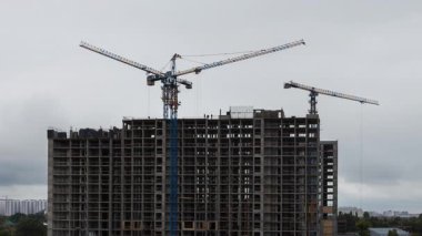 Vinçlerin hareket ettiği ve işçilerin şehir zeminine karşı meşgul olduğu büyük bir inşaat projesini kaydeden etkileyici bir hızlandırılmış video..