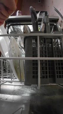 Çamaşır yıkamadan önce beyaz bulaşık rafını açık bulaşık makinesine koy.