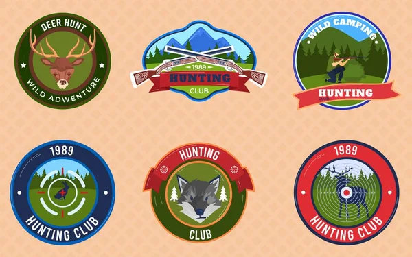 Lov odznaky symboly sada vektorových ilustrací. Hunters club heraldický znak štítu s jelenem nebo siluetou na hoře. — Stockový vektor